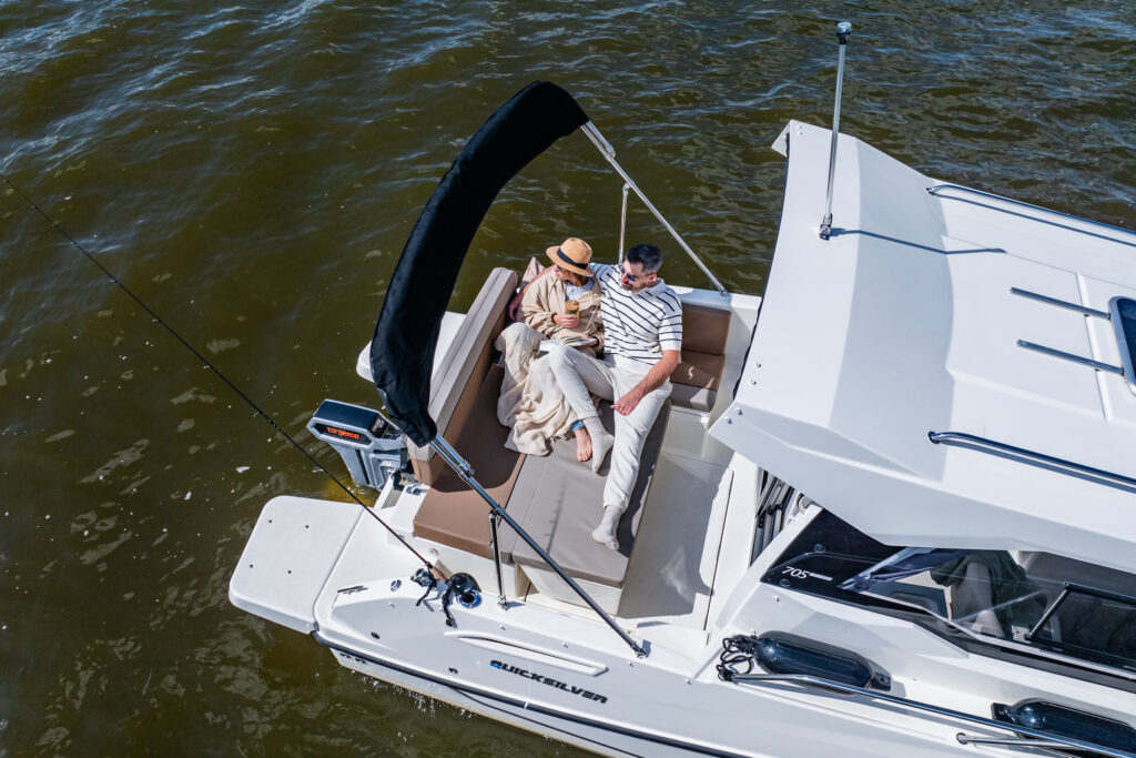 Czarter jachtu motorowego na Zegrzu - Quicksilver Activ 705 Weekend