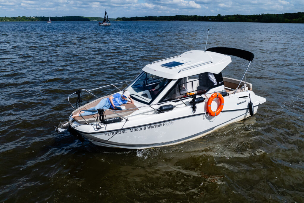 Czarter jachtu motorowego na Zegrzu - Quicksilver Activ 705 Weekend