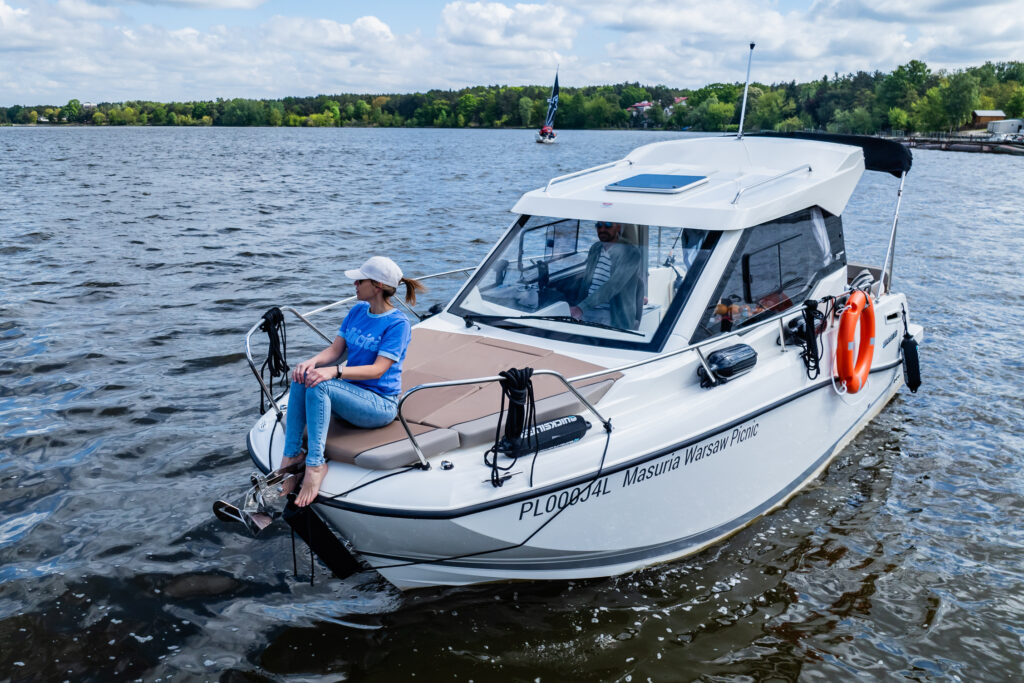 Czarter jachtu motorowego na Zegrzu - Quicksilver Activ 705 Weekend