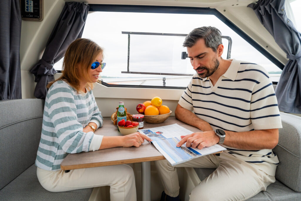 Czarter jachtu motorowego na Zegrzu - Quicksilver Activ 705 Weekend