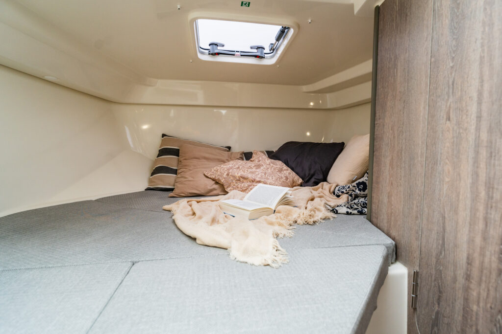 Czarter jachtu motorowego na Zegrzu - Quicksilver Activ 705 Weekend