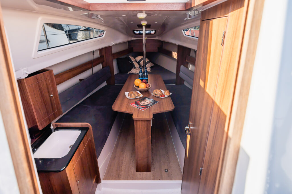 Czarter jachtu żaglowego na Zegrzu - Maxus 24 EVO