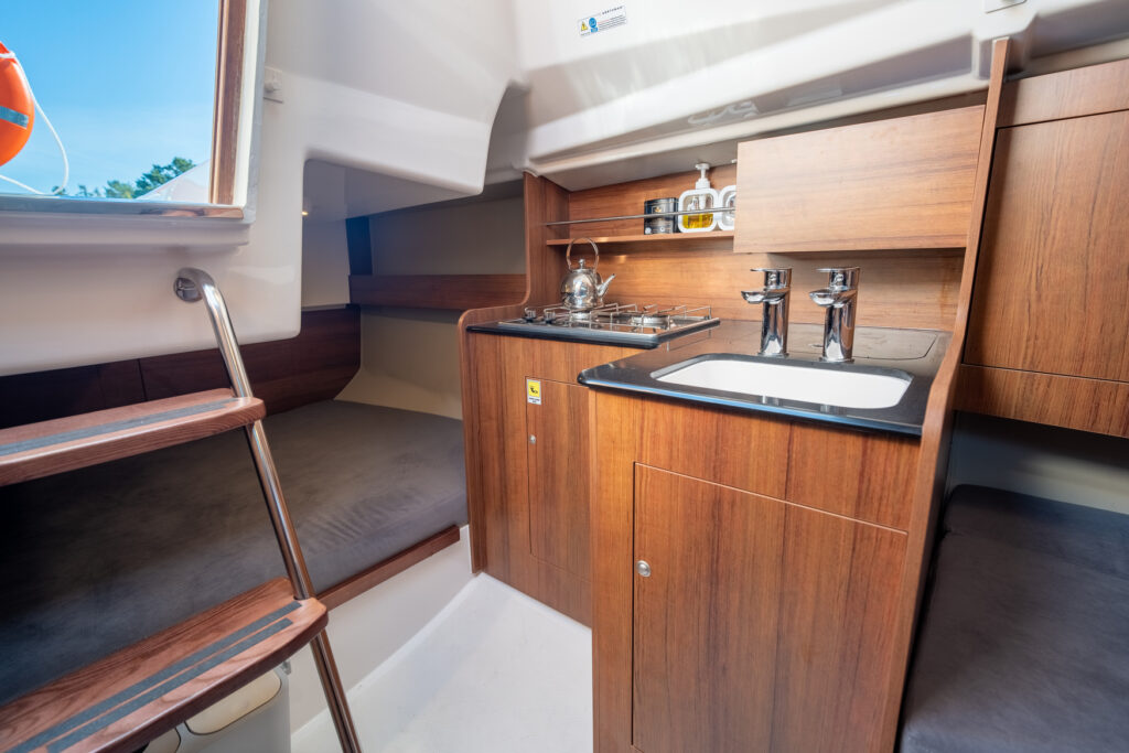 Czarter jachtu żaglowego na Zegrzu - Maxus 24 EVO