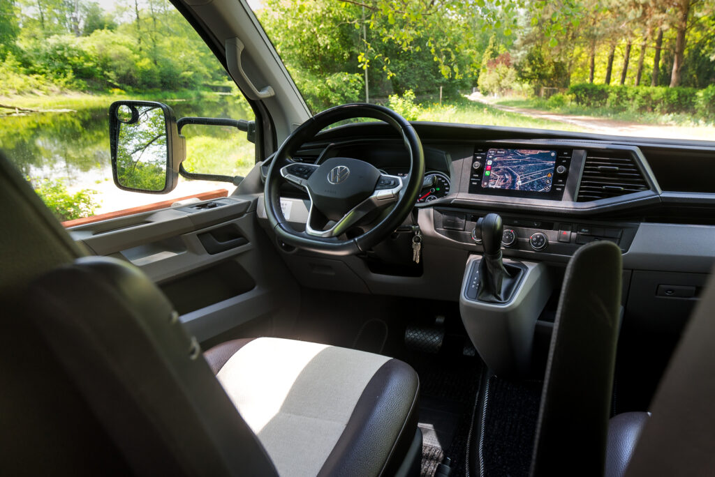 Kamper na wynajem - automat - 4 osoby - Warszawa, mazowieckie - Volkswagen Bulli T6.1 - Weinsberg X-Cursion 500 MQ