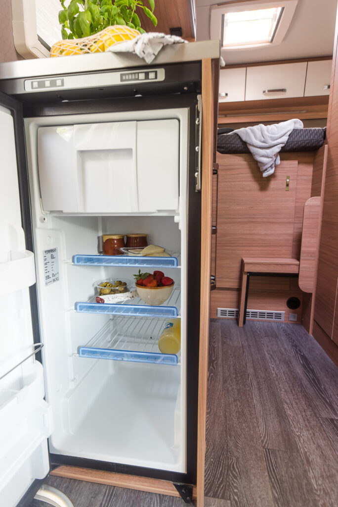 Kamper na wynajem - automat - 4 osoby - Warszawa, mazowieckie - Volkswagen Bulli T6.1 - Weinsberg X-Cursion 500 MQ